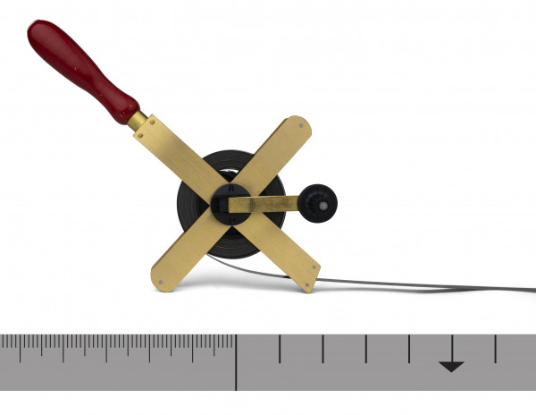 Weiss Messband aus STEWE-NOX auf Messing-Kreuzrahmen