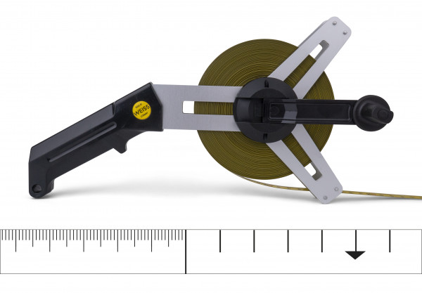 Weiss Messband aus Glasfaser auf Alu-Dreieck-Schrägrahmen - 13 mm